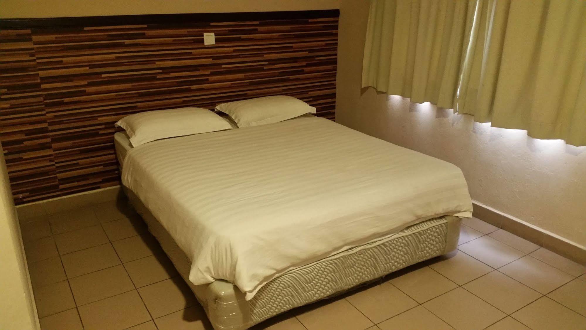 Hotel Iskandar Kota Kinabalu Bagian luar foto