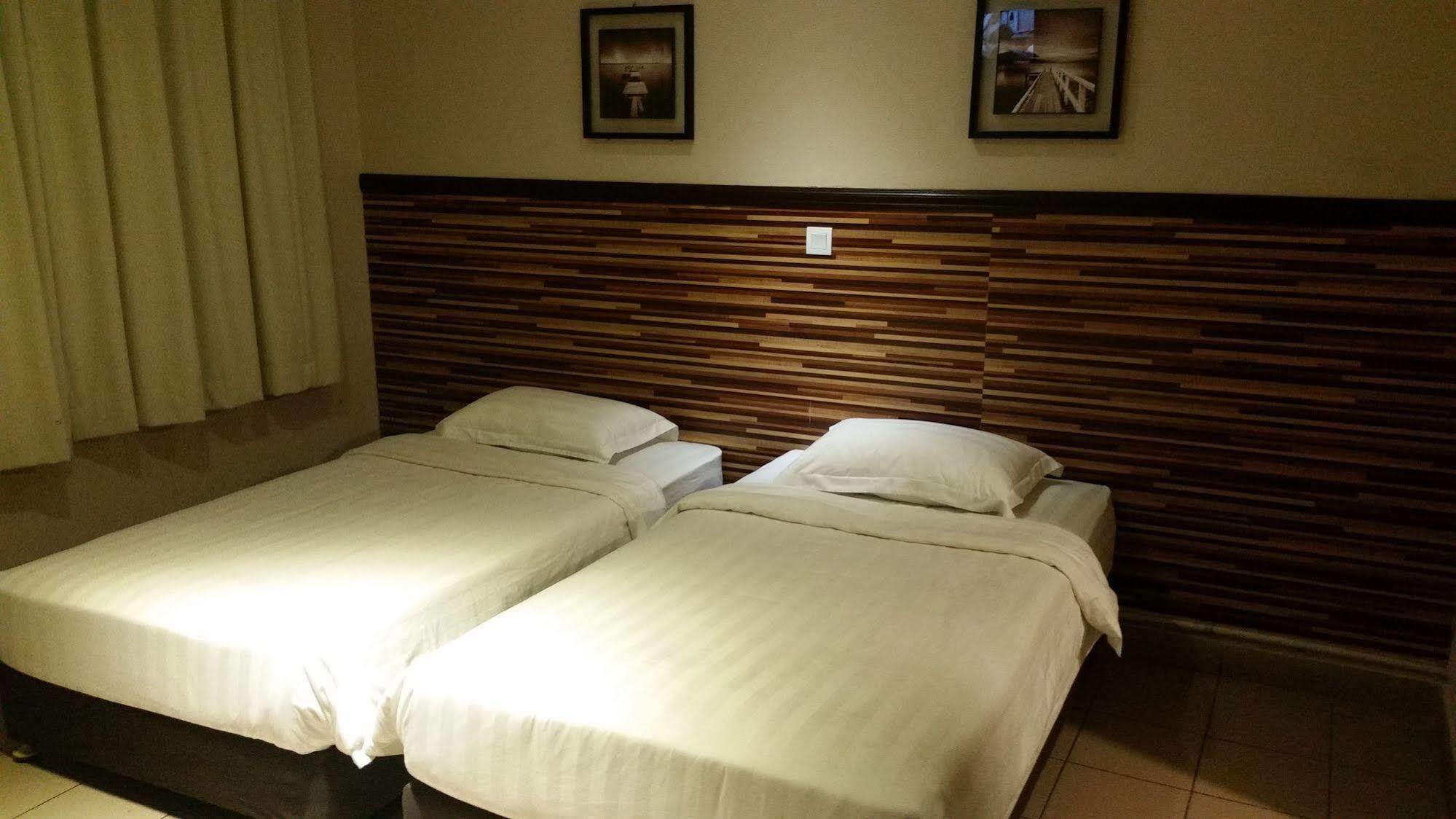 Hotel Iskandar Kota Kinabalu Bagian luar foto